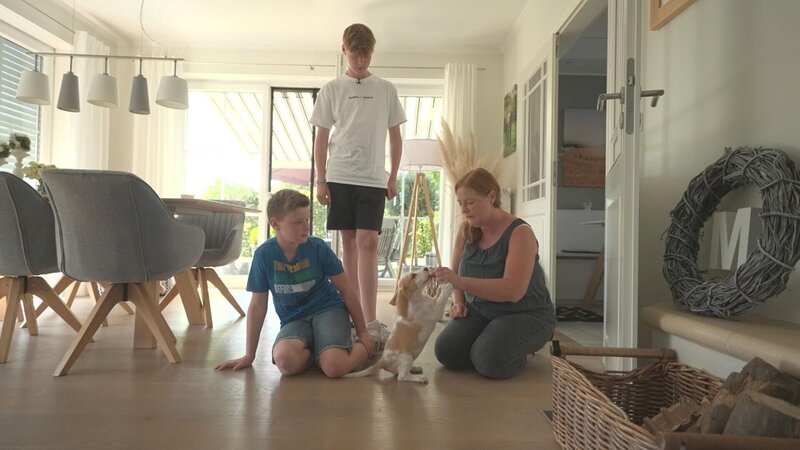 Christiane und ihre Kinder versuchen Beagle-Dame Summer Kommandos beizubringen. – Bild: RTL /​ RTL Studios