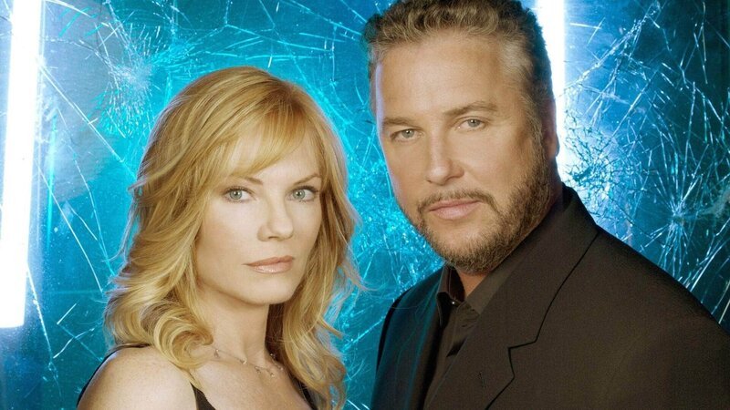Catherine Willows (Marg Helgenberger) und Gil Grissom (William Petersen) vom CSI-Team der Polizei von Las Vegas. – Bild: TVNOW /​ CBS