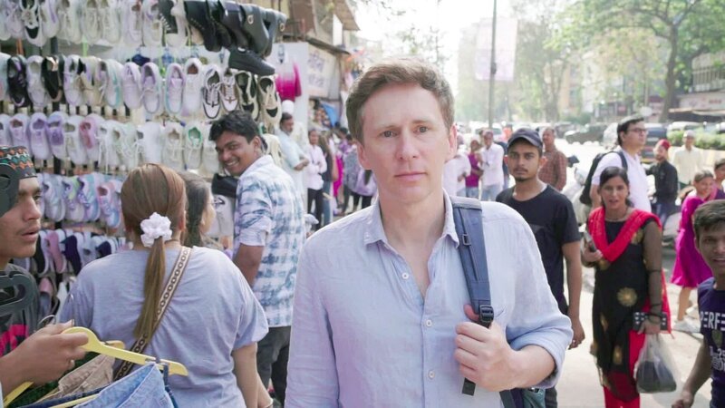 Korrespondent Patrick A. Hafner hat 2016 die Demonetisierung in Indien erlebt. Über Nacht wurden dreiviertel des Bargelds für ungültig erklärt. Von den neuen Scheinen gab es zu Beginn viel zu wenig und das Geld wurde knapp. – Bild: ORF