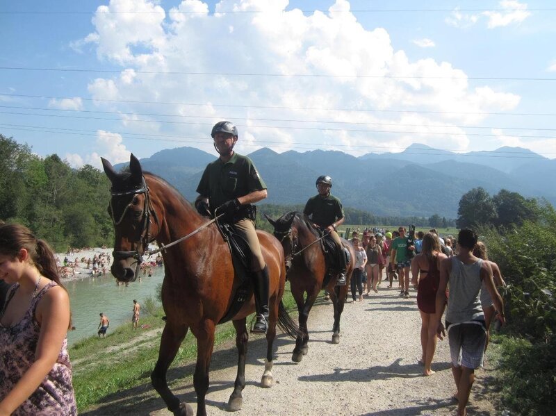 Polizisten mit Pferden im Einsatz beim Reggae-Festival. – Bild: BR/​Georg Antretter
