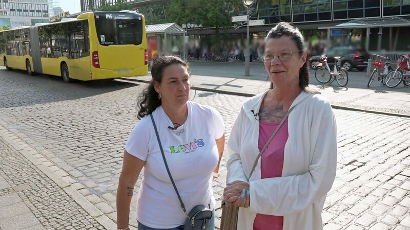 Für Beate (re.) steht ein besonderer Kurztrip an: Die Wahl-Mannheimerin besucht gemeinsam mit Freundin Ela für ein paar Tage ihre Heimatstadt Berlin. – Bild: RTL Zwei