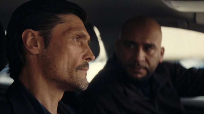 Ámar (Stipe Erceg, li.) und Hassan (Veysel Gelin) halten zusammen. – Bild: ARD Degeto/​Pantaleon Films GmbH/​Simon Dat Vu (Repro)
