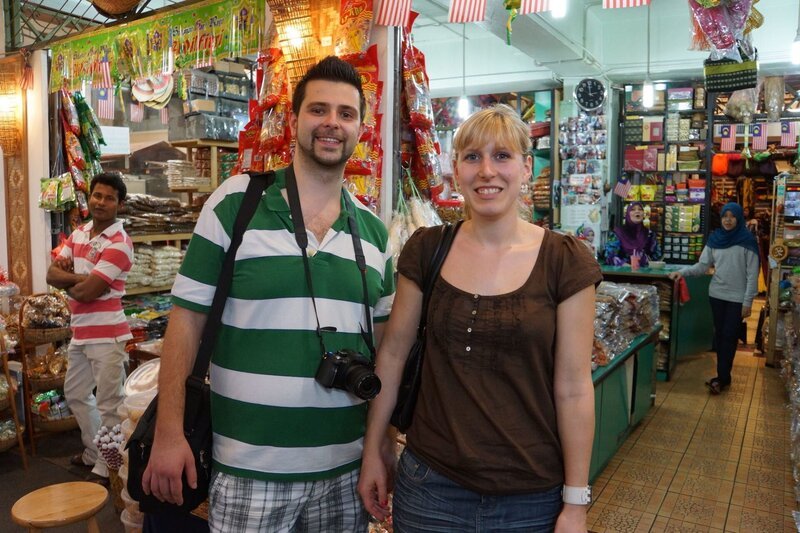 Daniela und Lukas in einem Geschäft in Kuala Lumpur, Malaysia. – Bild: BR/​Bewegte Zeiten GmbH/​Deborah Stöckle