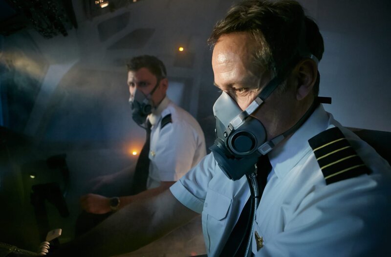 Fire breaks out in the cargo hold of flight UPS 6. As smoke seeps into the cockpit, Captain Lampe and First Officer Bell don’t have much time left for an emergency landing. (Reenactment) – Bild: Copyright © The National Geographic Channel.