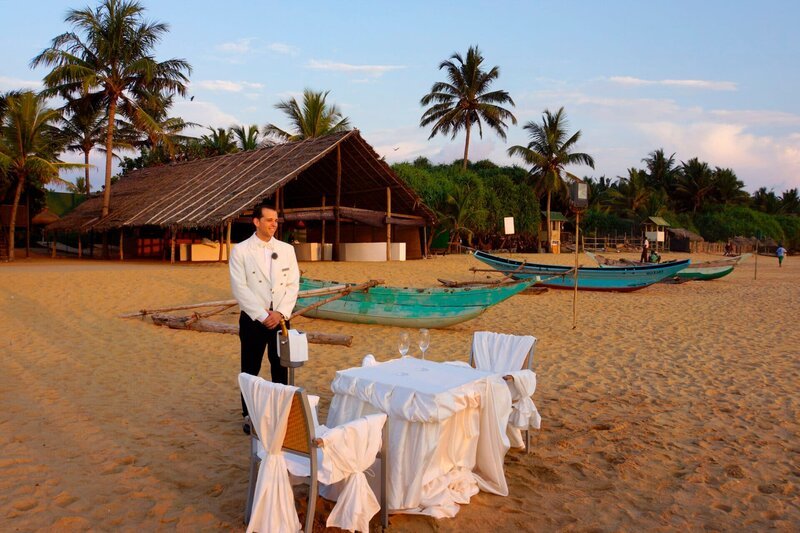 Alles vorbereitet für den Heiratsantrag: Artania-Restaurantleiter Marko Colic wartet am Strand von Colombo auf Daniela und Lukas. – Bild: NDR/​BR/​Bewegte Zeiten GmbH/​Deborah Stöckle
