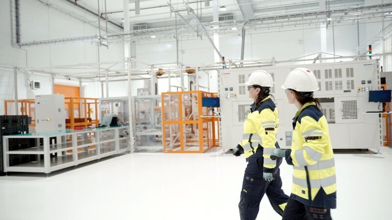 Wer das Stromspeicherproblem löst, gewinnt die Energiewende. In Norwegen will man zum Kompetenzzentrum für umweltfreundliche Batterietechnologien werden. Doch so einfach ist das gar nicht. – Bild: ORF/​Marcus Walter