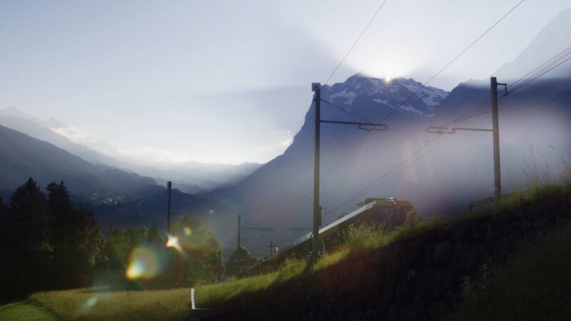 Mit der Jungfraubahn vorbei an der Eiger Nordwand hinauf zum höchsten Bahnhof Europas – dem Jungfraujoch (auf 3466 Meter über Meer.). – Bild: ZDF und SRF