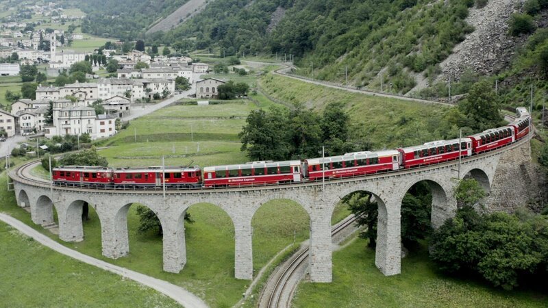 Traumhafte Bahnstrecken der Schweiz Staffel 2 Folge 1 Ein Geniestreich der Eisenbahnpioniere – Kreisviadukt bei Brusio – Bild: SRF/​Mediafisch