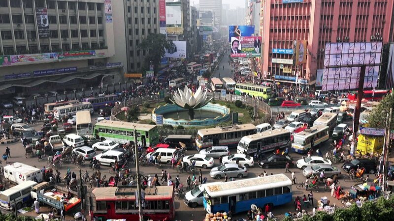 Bangladeschs Hauptstadt Dhaka ist die Stadt mit der größten Bevölkerungsdichte des Planeten. Mit inzwischen 20 Millionen Einwohnern und ohne Platz für weiteres Flächenwachstum platzt die Metropole aus allen Nähten. In der Monsunzeit fluten Abwässer große Teile der Stadt. – Bild: WELT