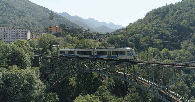 Die gewaltige Stahlbrücke bei Intragna – Eines der vielen Highlights des Centovalli Express – Bild: ZDF und SRF/​Mediafisch.