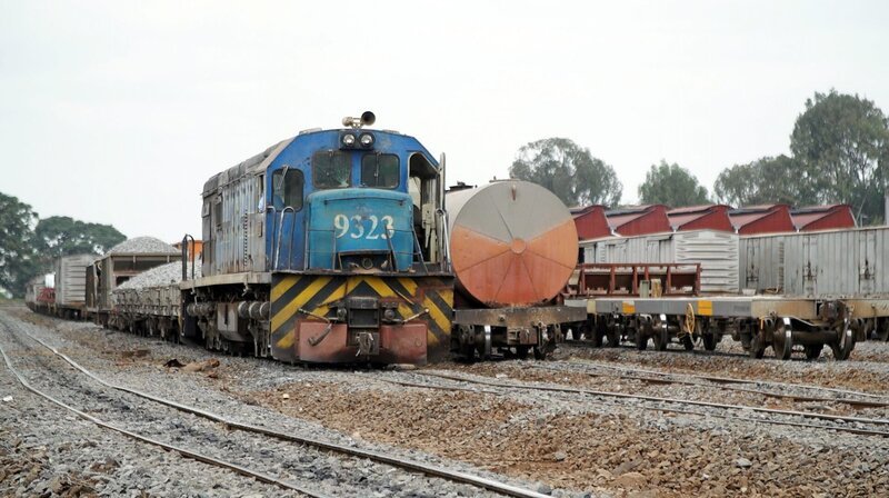 Kenia investiert stark in sein Schienennetz. Ein Güterzug beladen mit Schotter im Bereich des Nairobi Central Station. – Bild: SWR