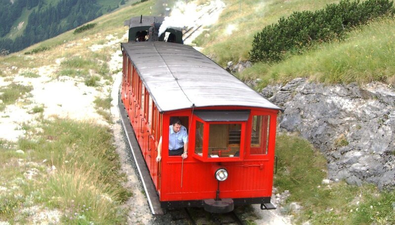 Mehrspurige Zahnradbahn auf den Schafberg, Eröffnung 1893. Die knapp 6 km lange Strecke wird noch täglich von Dampflokomotiven befahren. – Bild: SWR