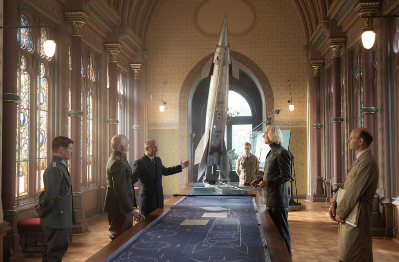 Große Raketen-Pläne der alten und neuen Eliten (v. li. n. re.): Rohndorff (Benedikt Kauff), General Major Seegers (Ernst Stötzner), Wendt (Benno Fürmann), Wernher von Braun (Max Schimmelpfennig), Alfred Nyssen (Lars Eidinger) und Nebel (Leon Ullrich). – Bild: Frédéric Batier/​X Filme Creative Pool/​SKY/​ARD Degeto