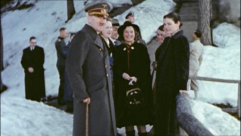Nach dem Rückschlag seiner Armee in Moskau entspannt sich Hitler in Berchtesgaden. In der Mitte Magda Schneider, Mutter von Romy Schneider. +++ – Bild: RTL/​ © CC&C