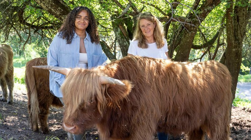 Gastgeberin Christine Baumann (r) mit Tochter Naomi. Auf dem Hof im nördlichen Schwarzwald züchtet Christine Baumann zusammen mit ihrer Familie Schottische Hochlandrinder. – Bild: WDR/​Melanie Grande