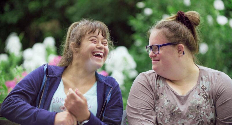 Magdalena (rechts) mit ihrer Freundin Elena lachen. – Bild: ORF/​Nikolaus Geyrhalter Film