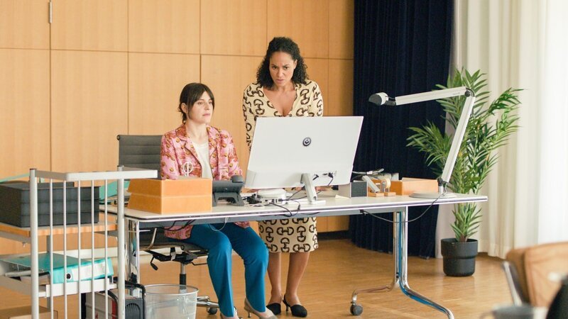 Selma Asare (Vanessa Rottenburg, r.) wundert sich über das Chaos auf Bianca Leitners (Eva Bay, l.) Laptop. – Bild: ORF/​ZDF/​Stefan Ditner