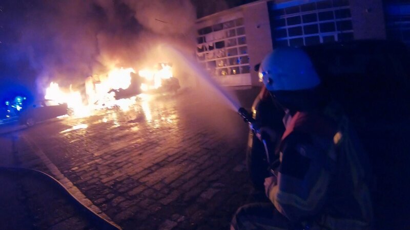 In Delmenhorst brennt eine Lagerhalle, und die Berufsfeuerwehr schaltet von Leerlauf auf Vollgas. – Bild: DMAX