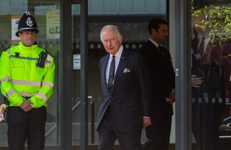 London, Großbritannien – 17. September 2022: König Charles III wird außerhalb des Lambeth HQ der Metropolitan Police Special Operations Room gesehen. – Bild: Shutterstock /​ I T S /​ editorial use only