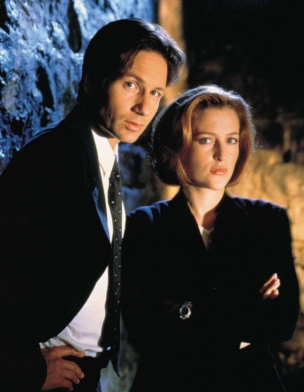 Befassen sich mit der Aufklärung ungewöhnlicher Ereignisse, den so genannten X-Akten: Die FBI-Agenten Fox Mulder (David Duchovny, l.) und Dana Scully (Gillian Anderson, r.) … – Bild: port.hu