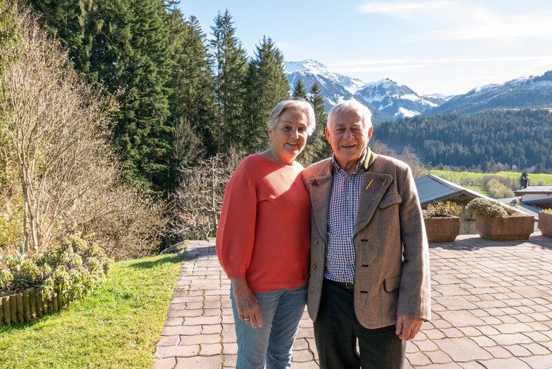 Das Ehepaar Annemarie (links) und Alois Pfeffer (rechts) stehen auf ihrer Terrasse – Bild: Degn Film /​ ServusTV