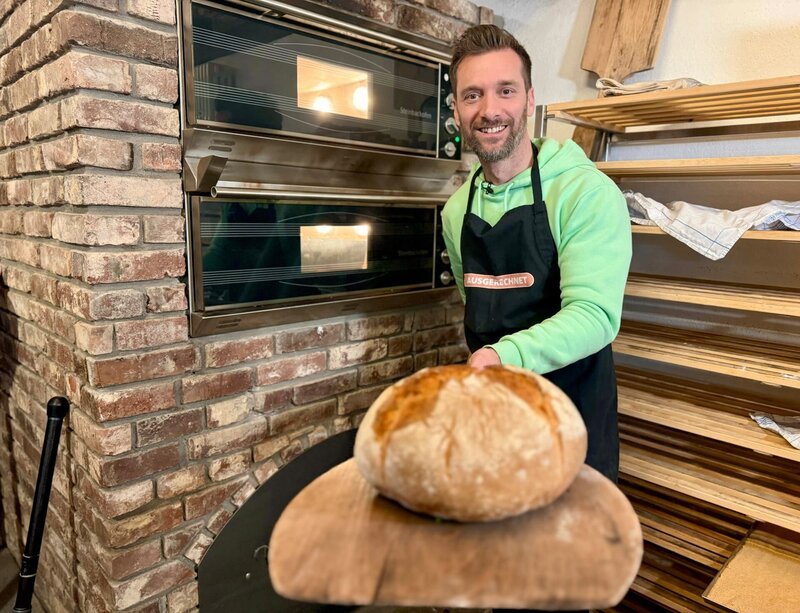 Brot einfach selbstgemacht? In der Aumühle in Moers backt Daniel bei einem Brotbackkurs sein eigenes Brot. – Bild: WDR/​Bavaria Entertainment GmbH/​Paul Bogdanski