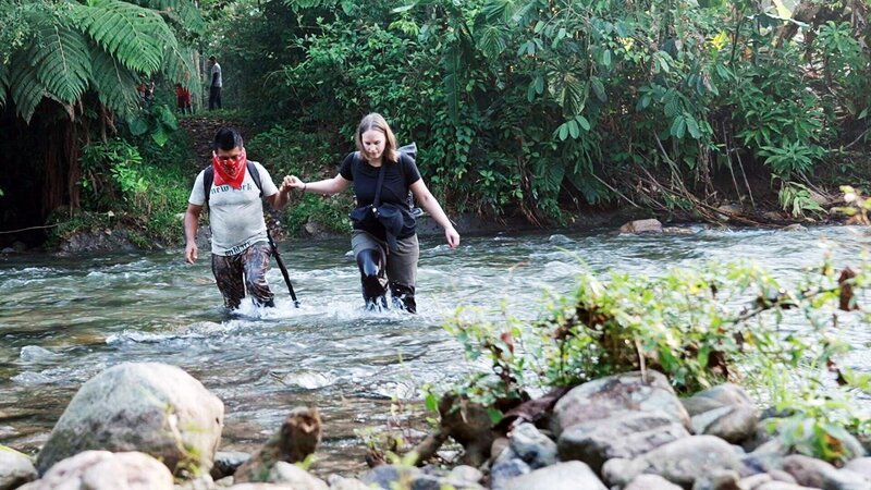 Koka-Bauer Carlos (Name geändert) mit Korrespondentin Isabella Purkart auf dem beschwerlichen Weg zu seinem Koka-Feld mitten im kolumbianischen Dschungel. – Bild: ORF/​Isabella Purkart
