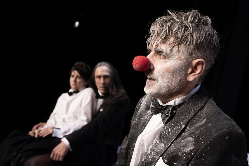 Jens Harzer (vorne), Stefan Hunstein (hinten rechts) und Marina Galic (hinten links) in „Macbeth“ am Schauspielhaus Bochum. – Bild: ZDF und Armin Smailovic. Jens Harzer (vorne), Stefan Hunstein (hinten rechts) und Marina Galic (hinten links) in „Macbeth“ am Schauspielhaus Bochum. – Bild: ZDF und Armin Smailovic.