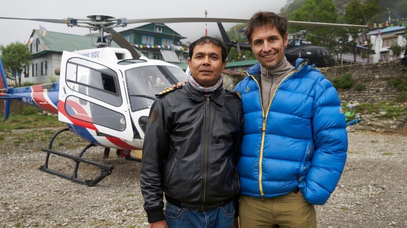 Manang Air Pilot Hira Dahan and Lorenz Nufer in front of Manang Air B3 helicopter. Lukla airport helipad, Nepal. – Bild: Mark Johnson /​ Discovery Communications