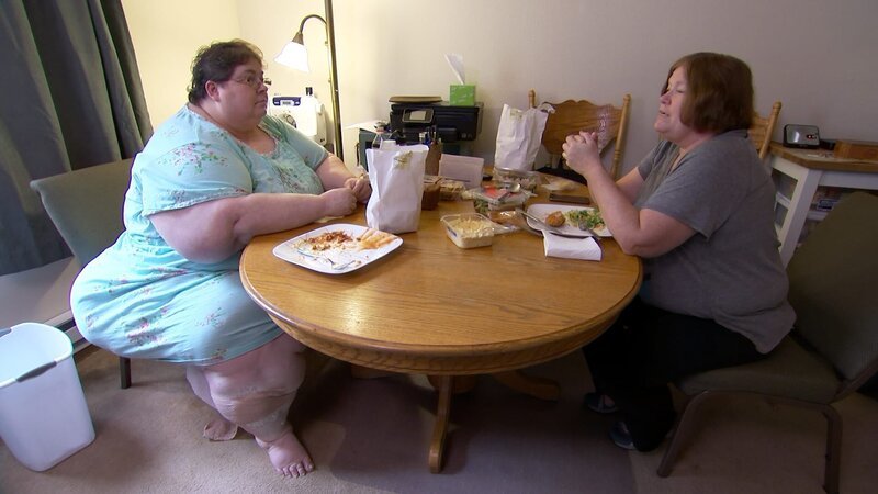 Diana eats with her sister Mardi. – Bild: TLC /​ Discovery Communications