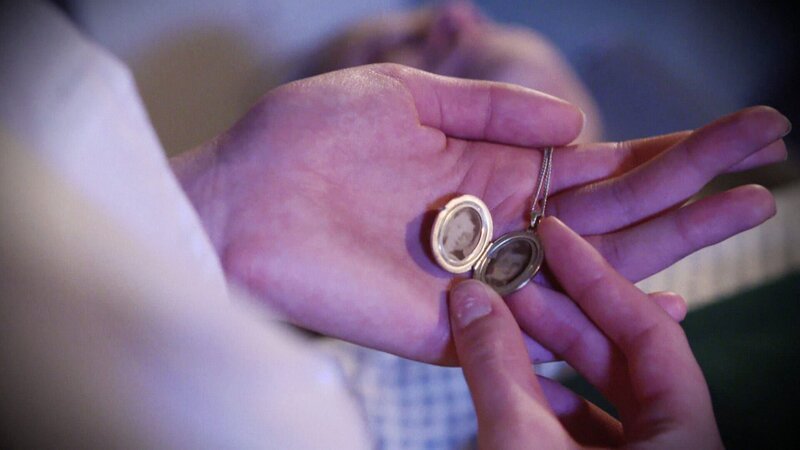 Amulett der verstorbenen Frauen. – Bild: Warner Bros. Discovery