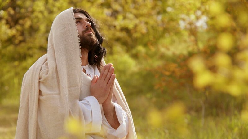 SRF school Weltreligionen – Christentum Nachgestellte Szene: Jesus betend auf einem Feld Copyright: SRF/​Go Button Media – Bild: SRF/​Go Button Media