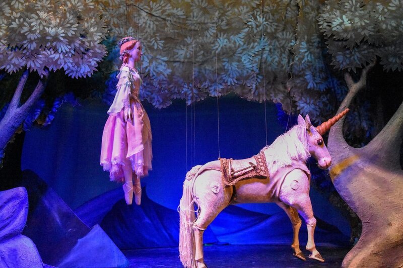 Weltkulturerbe im Weltkulturerbe. Die Technik des Spiels im Marionettentheater Schönbrunn ist so speziell, dass sie 2016 von der UNESCO in die Liste des immateriellen Weltkulturerbes aufgenommen wurde. – Bild: ORF/​Satel Film/​Eckehard Braun