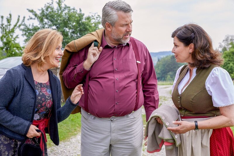 Marie (Karin Thaler, l.) bedankt sich bei Anton Stadler (Dieter Fischer, M.) und dessen Frau Hilde (Isabel Mergl, r.) für die Einladung zum Abendessen. – Bild: ORF/​ZDF/​Bojan Ritan