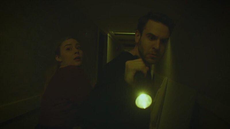 Shiba und Tripp Gorman checken hier im Zimmer 312 ein, um ihre erste paranormale Erfahrung zu machen. – Bild: Warner Bros. Discovery