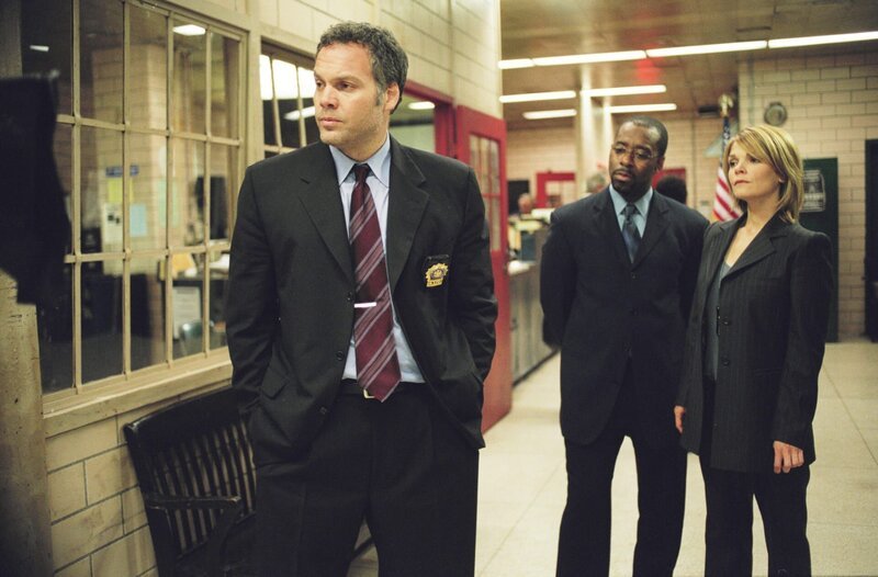 From left: Detective Robert Goren (Vincent D’Onofrio), Ron Carver (Courtney B. Vance) and Detective Alexandra Eames (Kathryn Erbe). – Bild: 13th Street