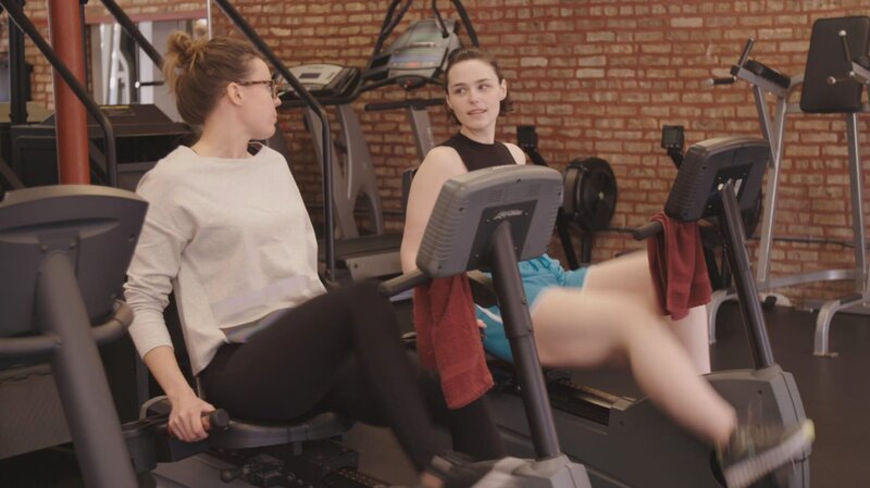 Julie works out with friend post skin surgery. – Bild: TLC /​ Discovery Communications