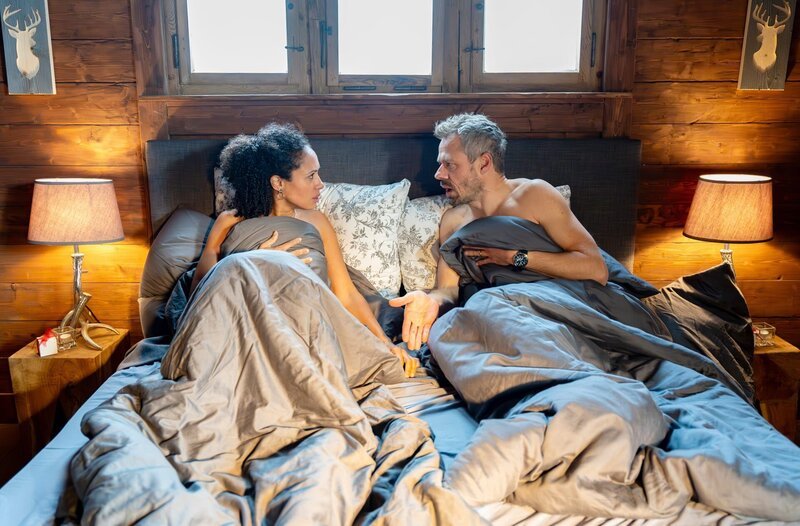 Erik (Sven Waasner, r.) und Nicole (Dionne Wudu, l.) sind entsetzt, als sie halbnackt nebeneinander aufwachen. – Bild: ARD/​WDR/​Thomas Neumeier