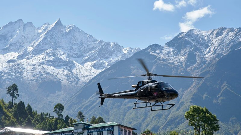 Manang Air B3 helicopter coming in to land at Lukla helipad, piloted by Ryan Skoreki. – Bild: Mark Johnson /​ Discovery Communications