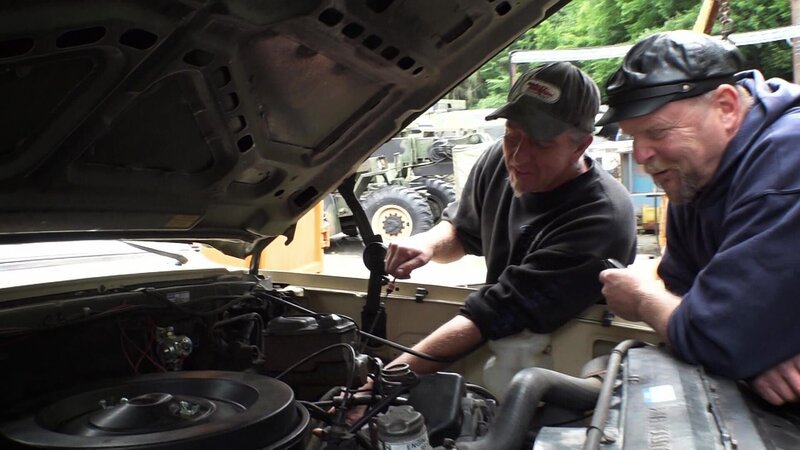 Mechanikarbeiten an einem Oldtimer. – Bild: Warner Bros. Discovery