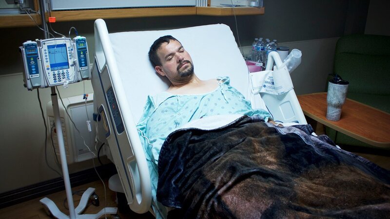 Benji lays in hospital bed – Bild: TLC