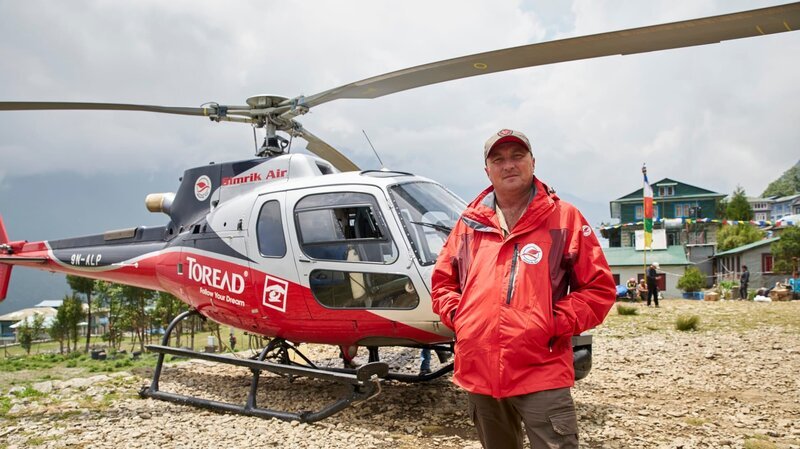 Simrik Air pilot Jason Laing with Simrik Air B3 helicopter at Lukla helipad, Nepal. – Bild: Mark Johnson /​ Discovery Communications