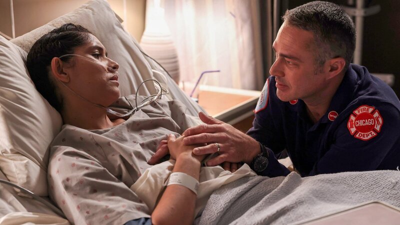 Am Krankenbett: Miranda Rae Mayo als Stella Kidd, Taylor Kinney als Kelly Severide – Bild: SRF/​2022 NBC Universal