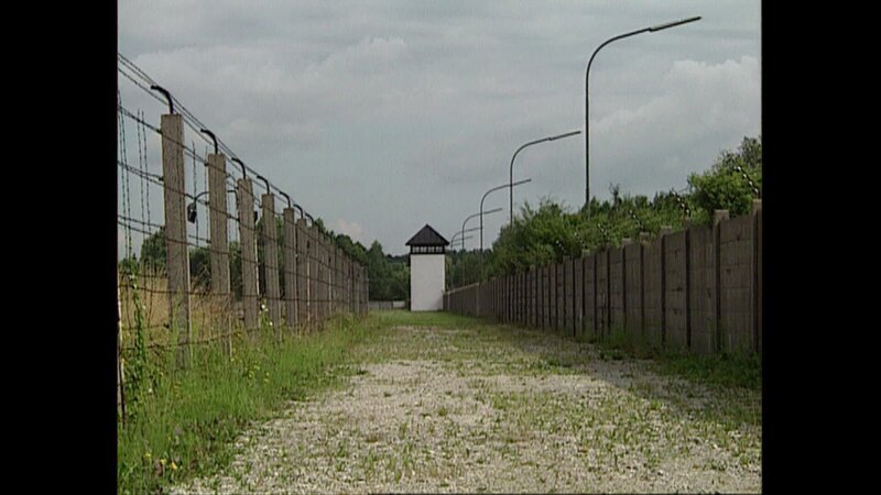 Ehemaliger Wachturm auf dem Gelände der KZ-Gedenkstätte Dachau. – Bild: BR /​ BR