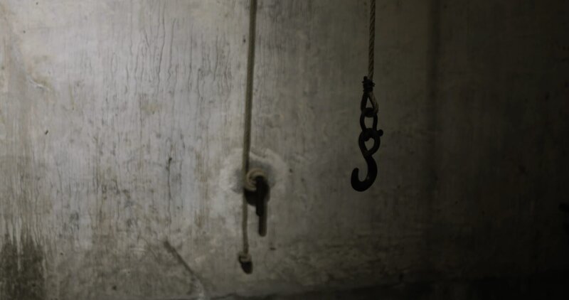 In einem Raum der ehemaligen Festung Breendonk, Belgien, in dem die SS während der Besatzungszeit Häftlinge gefoltert hat. An dem Eisenhaken wurden Häftlinge mit hinter dem Rücken gefesselten Händen aufgehängt, bis die Schultergelenke auskugelten. – Bild: ZDF und Dieter Reifarth.