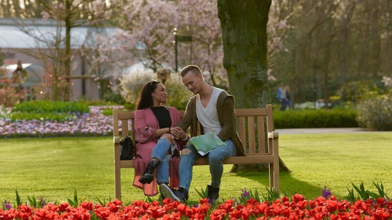 Darcey Silva and her boyfriend Jesse Meester take a break by a tulip garden in Amsterdam. – Bild: TLC