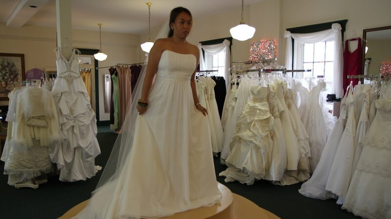 Aya trying on a wedding dress. – Bild: Discovery Communications