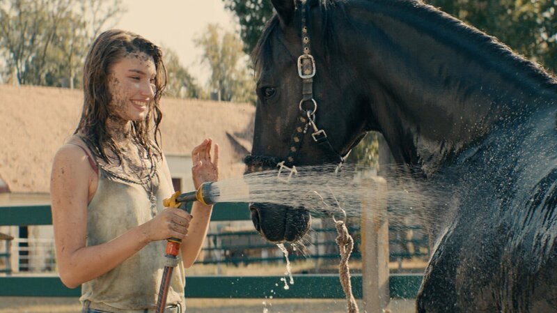Lou (Leia Holtwick) kämpft um den Erhalt des Familienerbes, den Immenhof. – Bild: ZDF und Jens Hauspurg./​Jens Hauspurg