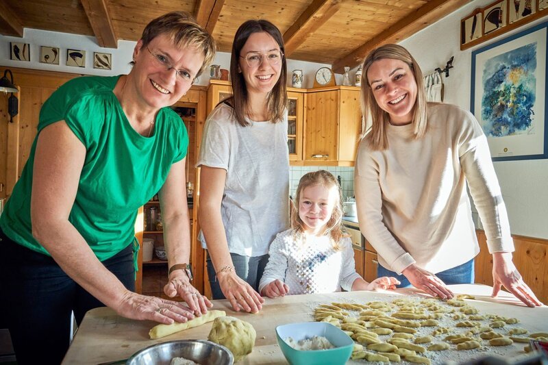 Bernadette Schett mit ihren Töchtern Miriam (2.v.l.) und Rebecca (r.) und ihrer Enkelin. – Bild: ORF/​EPO FILM/​Nela Valentina Pichl