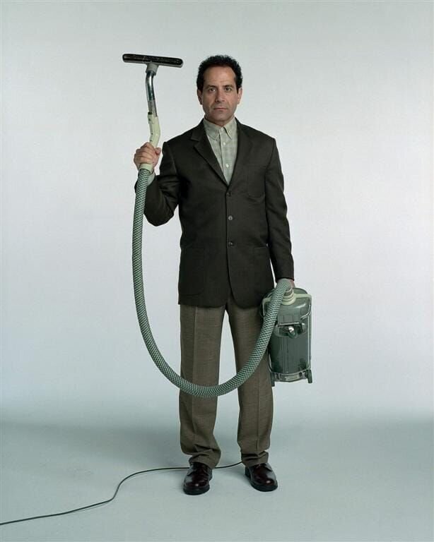 Adrian Monk (Tony Shalhoub) – Bild: port.hu Adrian Monk (Tony Shalhoub) – Bild: port.hu